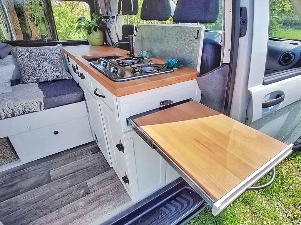 Selbstgebaute Küche in einem Camper-Van
