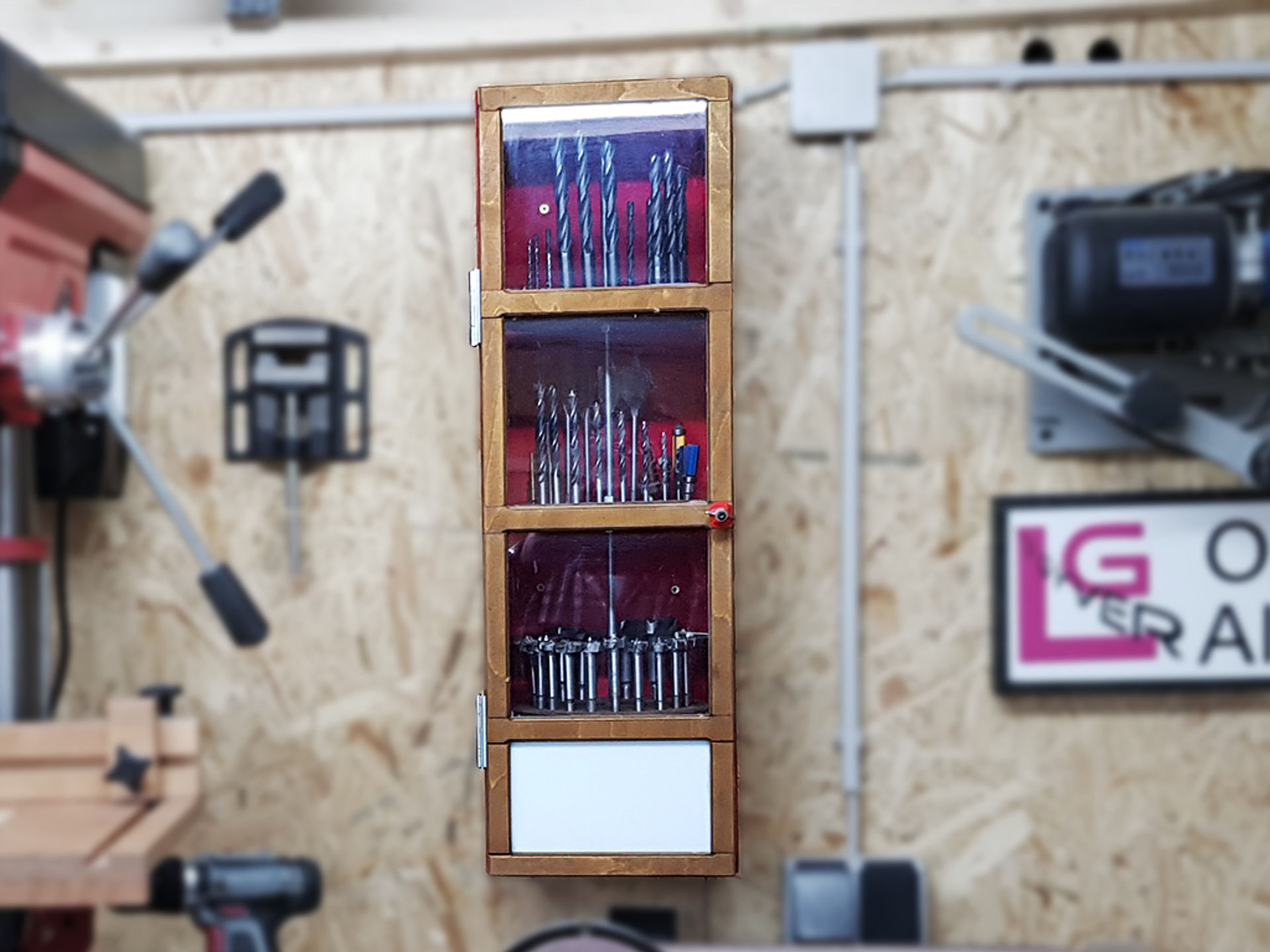 different drill bits stowed in one rack