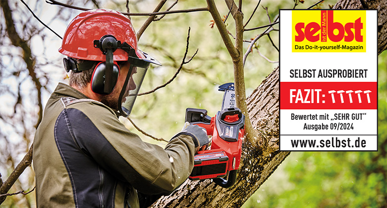 A man cuts branches with an Einhell cordless chainsaw FORTEXXA, rated "Very Good" by "selbst ist der Mann" in issue 09/2024.