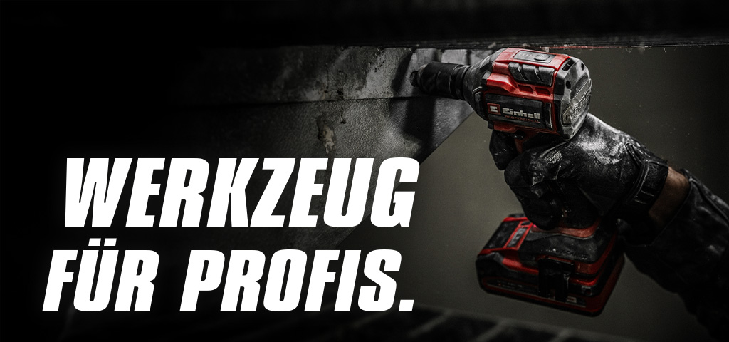 Eine Hand hält eine rote Akku-Schlagschrauber-Maschine, die an einem Metallträger verwendet wird, mit dem Text "Werkzeug für Profis".