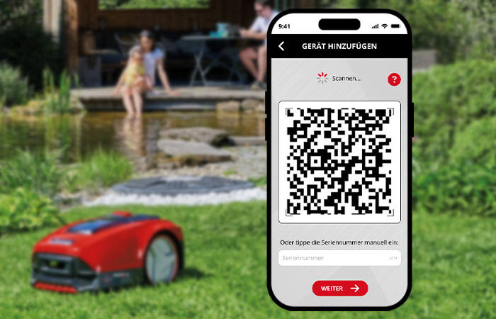 Ein Smartphone zeigt die QR-Code-Scanner-Funktion der Einhell-Connect-App vor einem Gartenhintergrund mit einem Mähroboter.